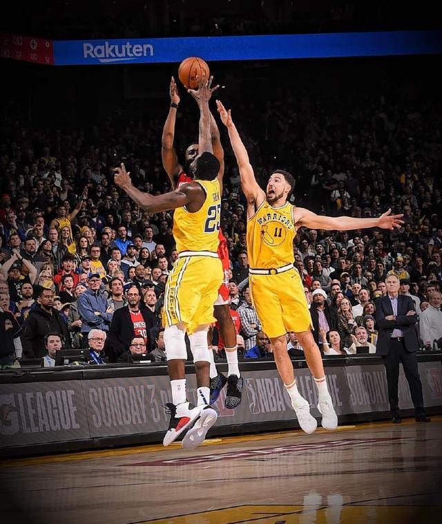 山东男篮险胜北京男篮，以4分优势晋级八强，双方激烈争夺，关键球员表现突出。（鏖战四节，山东男篮4分险胜北京晋级八强，关键球员发挥抢眼）