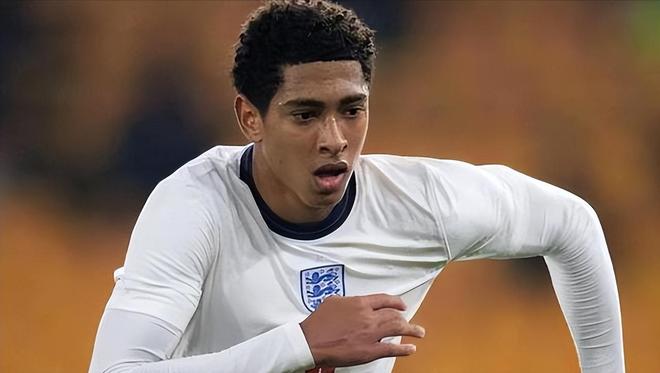 NBA：勇士险胜小牛 库里关键三分救主（库里末节关键三分力挽狂澜 勇士险胜小牛）