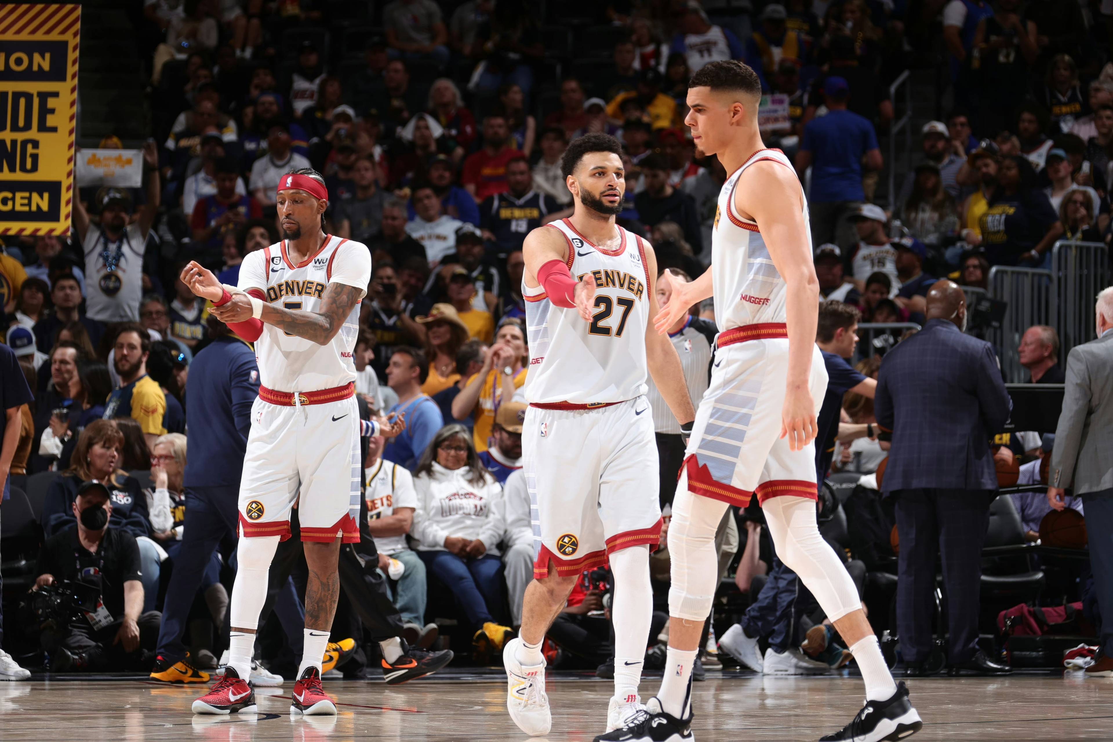 太阳报：卡里乌斯妻子大秀傲人身材，拍摄过程中被电梯门夹（太阳报：卡里乌斯妻子拍摄大片途中意外被电梯门夹住）