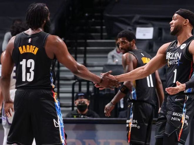 32岁津门虎王牌队长正式转会上港，亚冠首轮亮相柔佛引关注（32岁津门虎王牌队长官宣加盟上港，亚冠首战对阵柔佛备受关注）