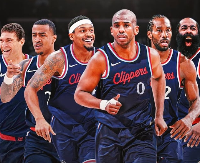 奇招！巴拉多利德球员防守中亲吻对手，后者挥拳反击遭红牌罚下（巴拉多利德球员防守时突袭亲吻，对手挥拳回击吃到红牌）