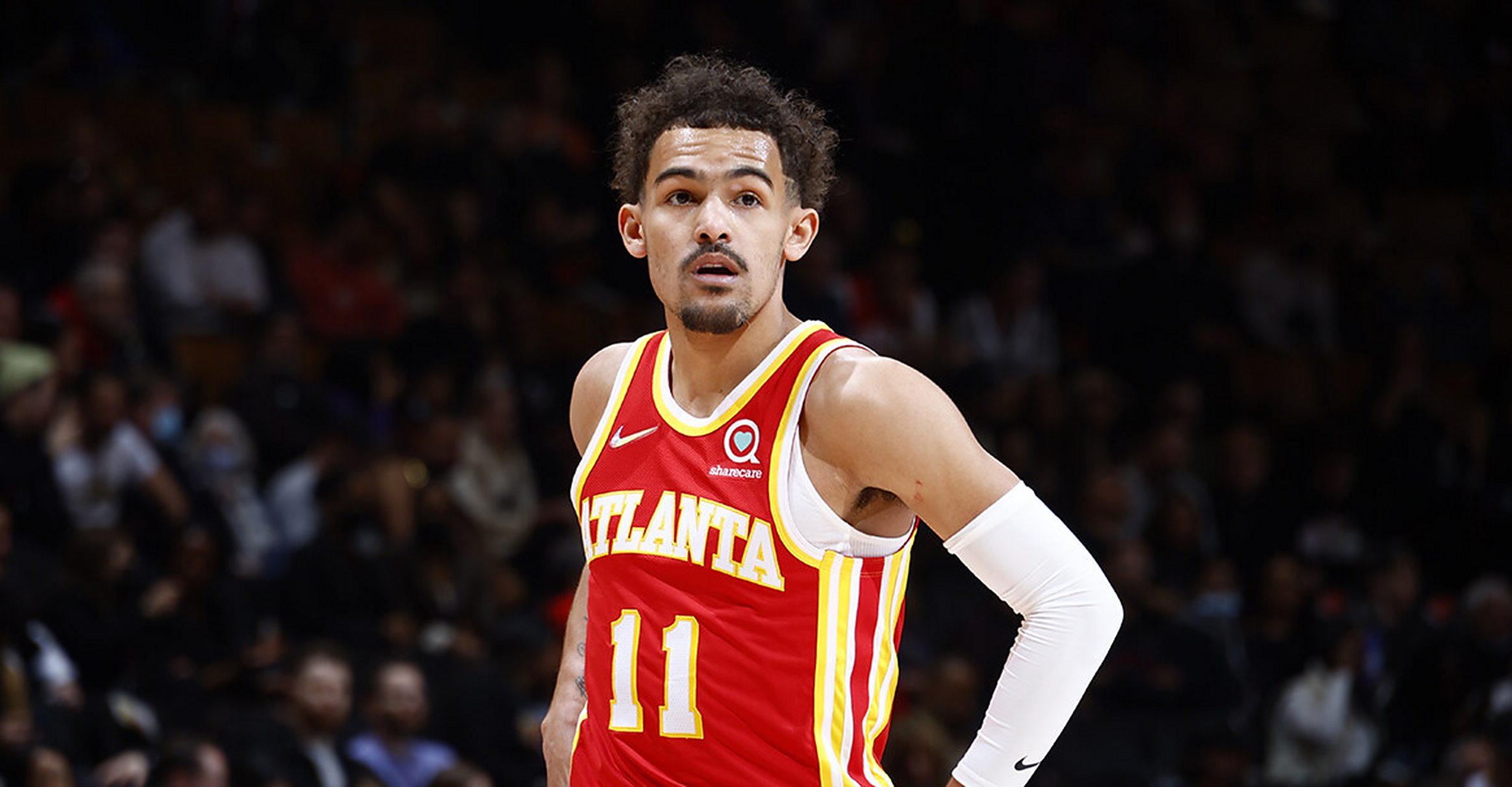 女生在校内打篮球技法惊人，男同学现场沸腾被实力圈粉（女生校园球场技惊四座，男同学当场沸腾纷纷路转粉）