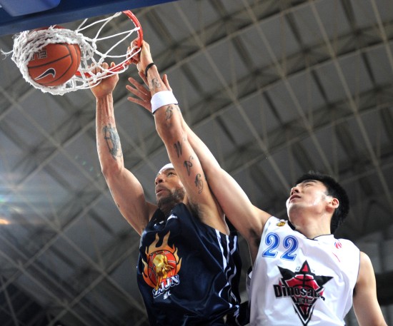 气炸了！被出示7黄3红 皇马TV炮轰主裁：不能接受，内格雷拉附体（判罚惹争议！7黄3红齐飞 皇马TV怒斥主裁：无法接受，仿佛内格雷拉上身）