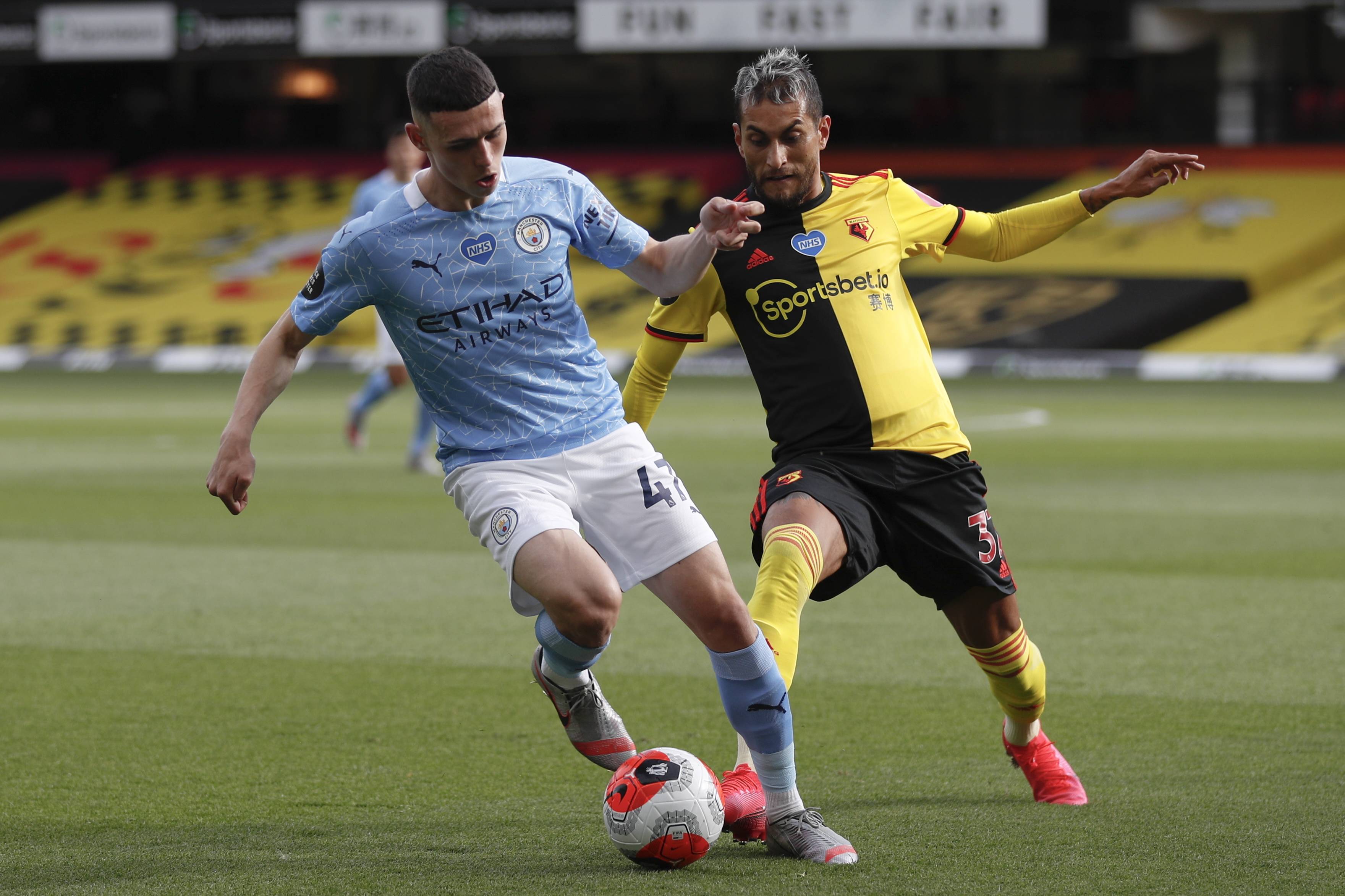 老将关键铲断救险，成全场转折点（老将神勇铲断化险，成为比赛拐点）