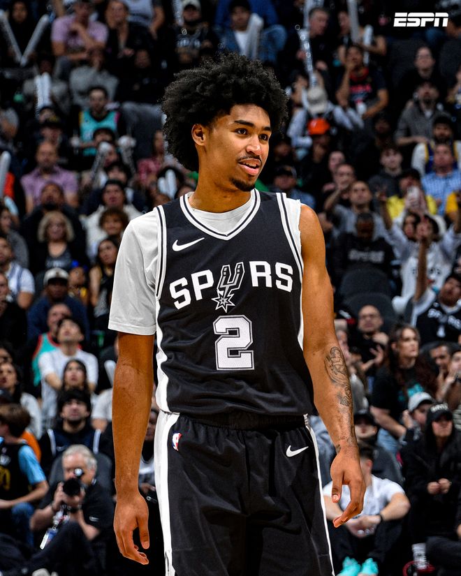 美国名记：苏亚雷斯因为无球状态下踢人被禁赛一场（美国名记称：苏亚雷斯因无球时脚踢对手被停赛一场）