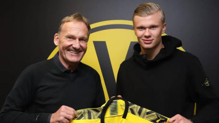 泰州举办“苏超泰州英雄大会”，市民夹道欢迎泰州队将士凯旋（泰州举办苏超英雄盛会 市民夹道热迎泰州队凯旋）