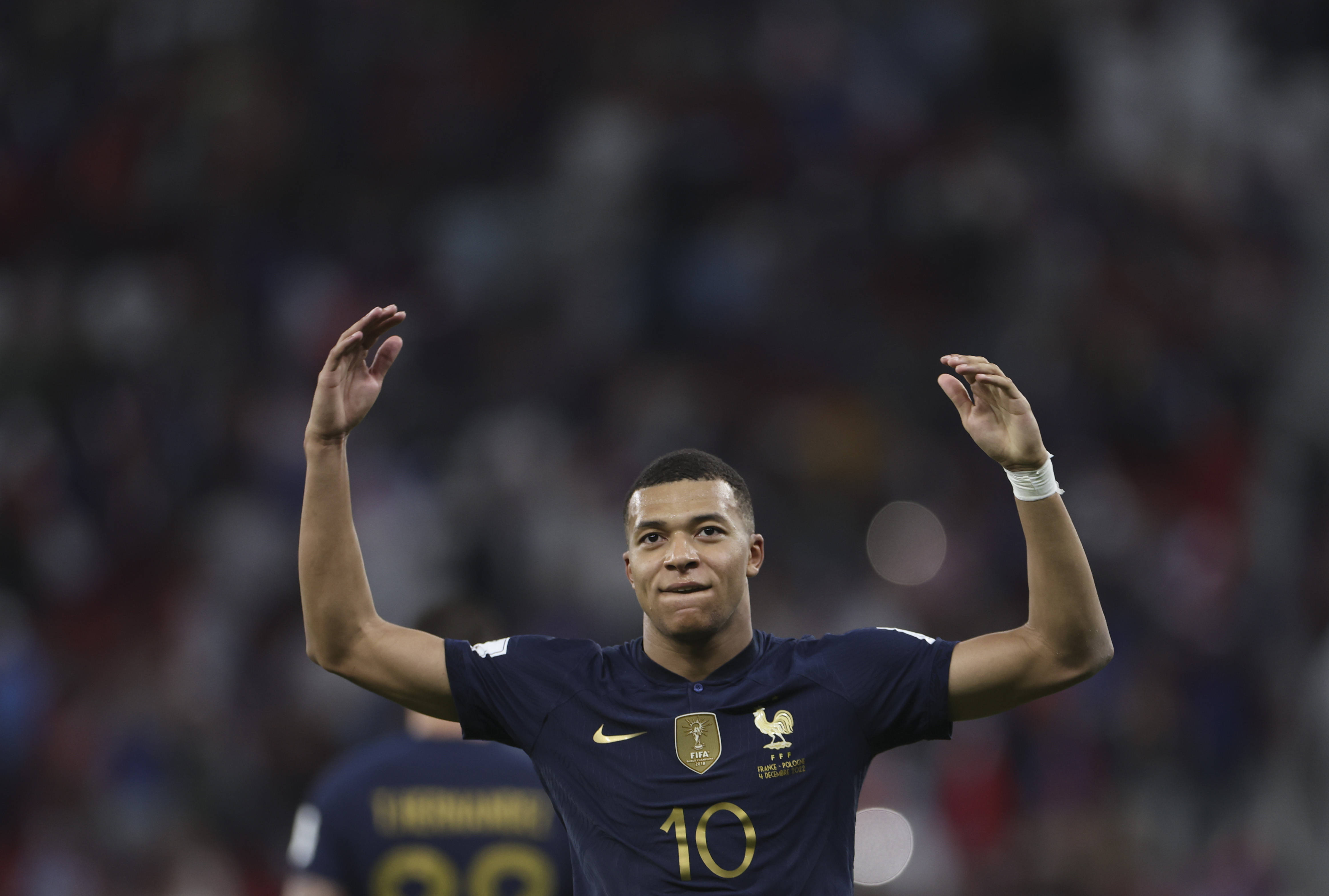 苏超冠军泰州队主教练莅临指导学校足球队员垫球运球技术！（苏超冠军泰州队主帅走进校园，亲授垫球与运球技巧）